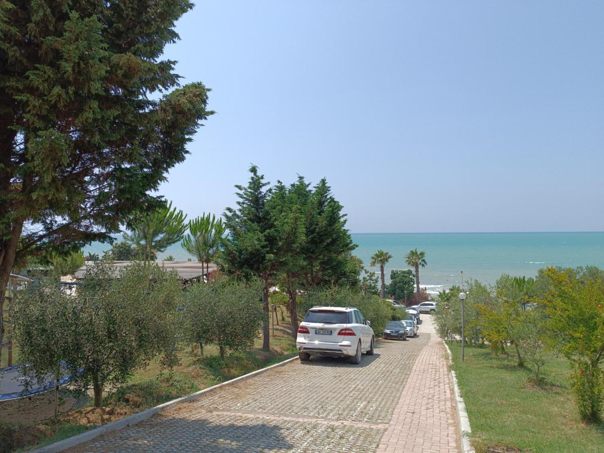 Plazhi Gjeneralit - Small Cabins - Bungalows - Apartaments - Villas - Suite カヴァヤ エクステリア 写真
