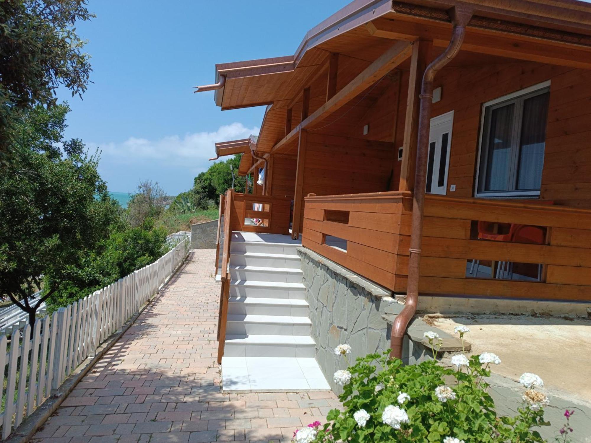 Plazhi Gjeneralit - Small Cabins - Bungalows - Apartaments - Villas - Suite カヴァヤ エクステリア 写真