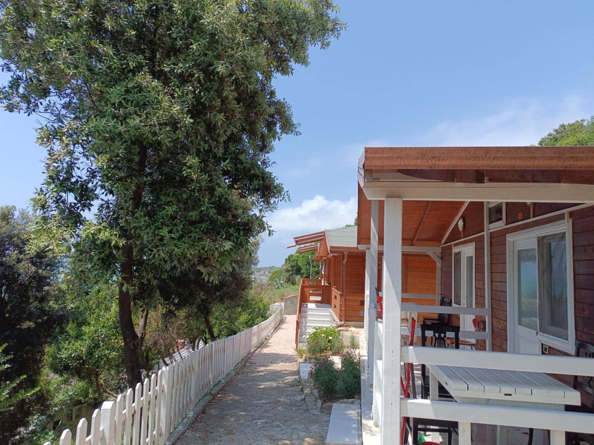 Plazhi Gjeneralit - Small Cabins - Bungalows - Apartaments - Villas - Suite カヴァヤ エクステリア 写真