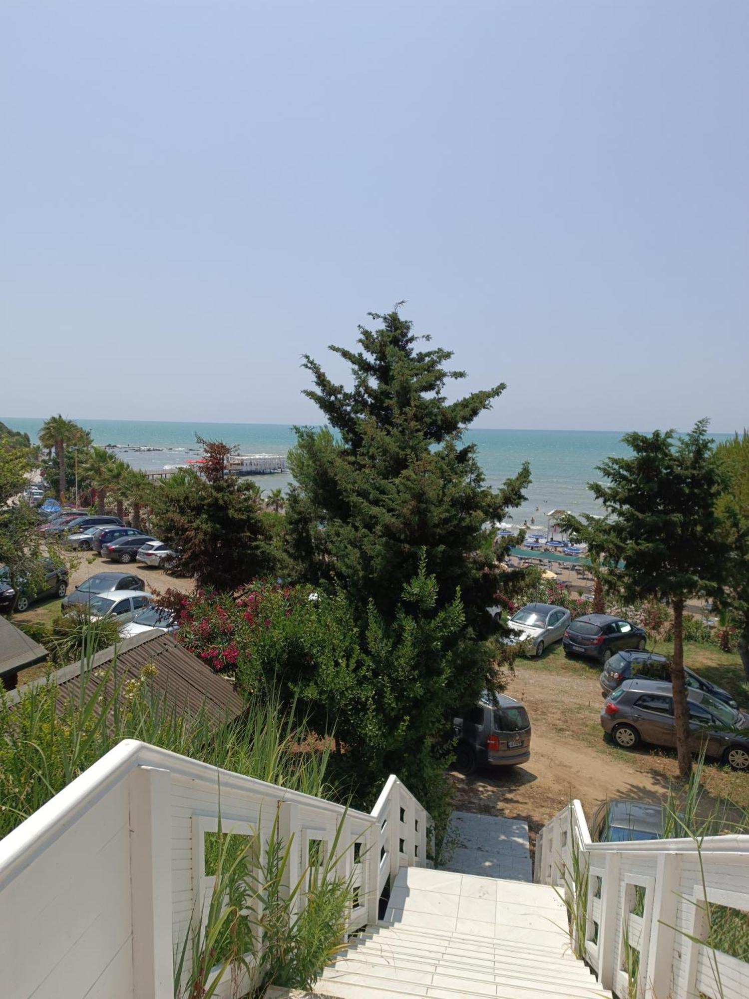 Plazhi Gjeneralit - Small Cabins - Bungalows - Apartaments - Villas - Suite カヴァヤ エクステリア 写真